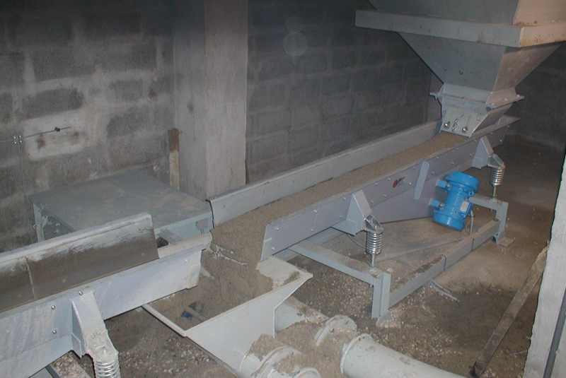 DOPRAVNÍKY / Vibračné dopravníky a elevátory - foto DOPRAVNÍKY / Vibračné dopravníky a elevátory - foto